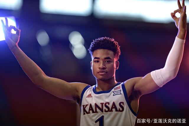 苏提达王后优雅亮相日本晚宴，游刃有余处理后宫动态